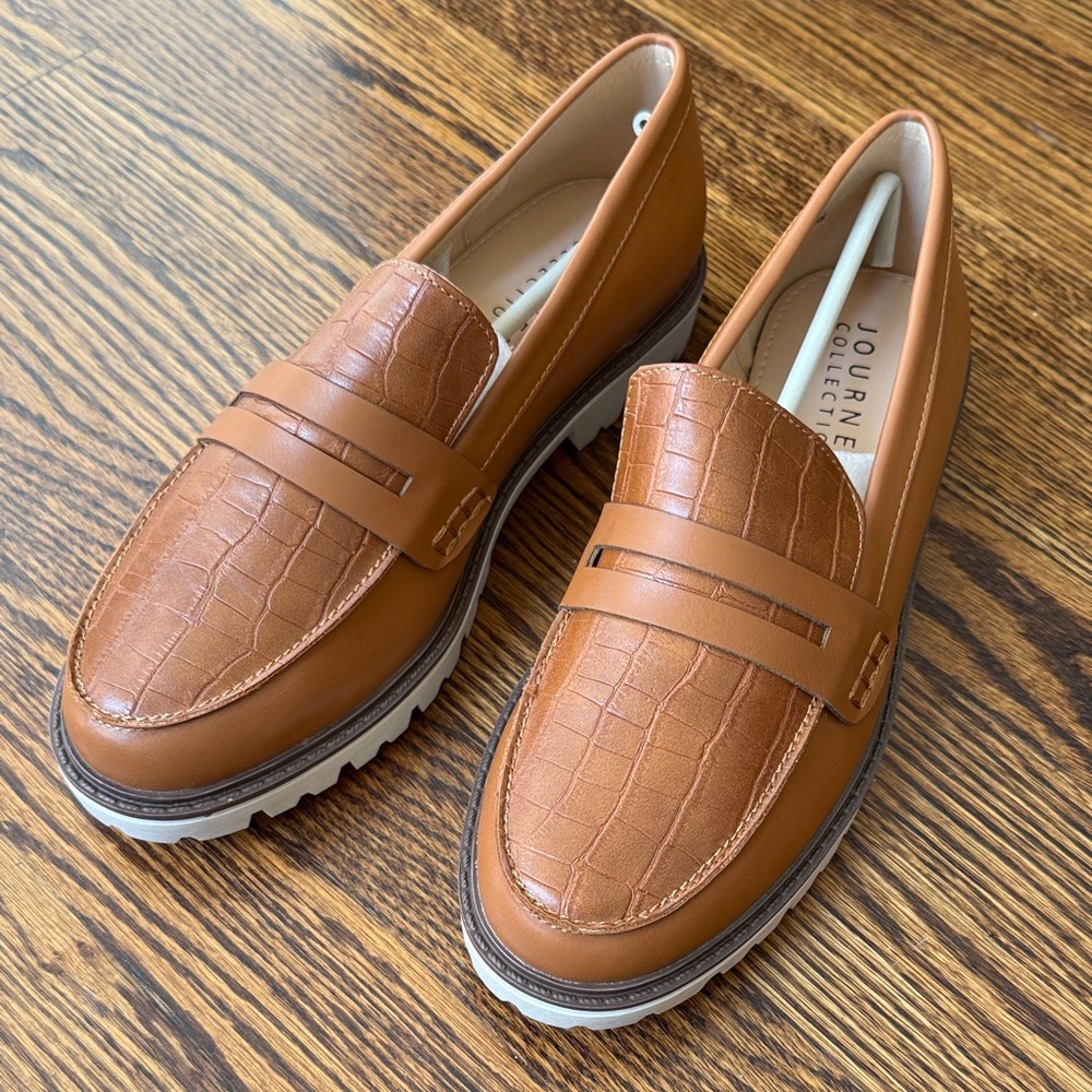 B12 Journee Collection Women's 9WD Brown Croc-Embossed Loafers